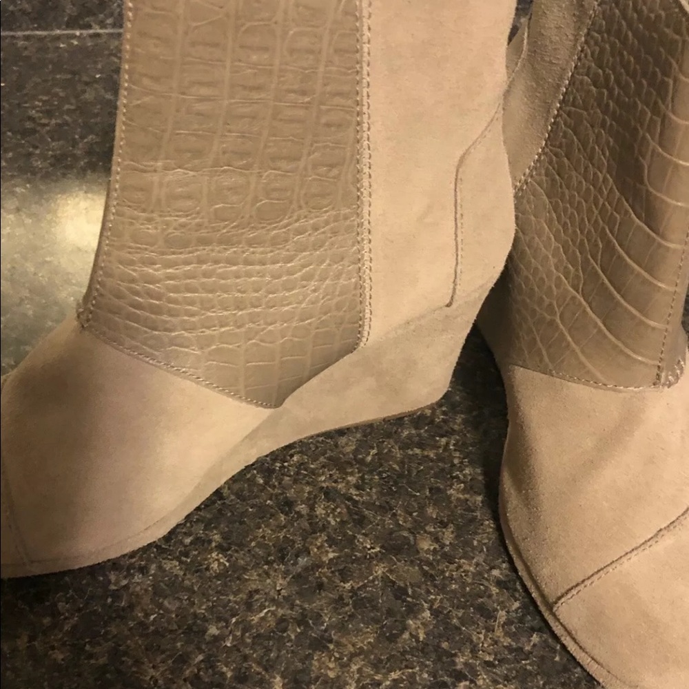 Toms Tan Suede Bootie Sz 9.5 NWOB